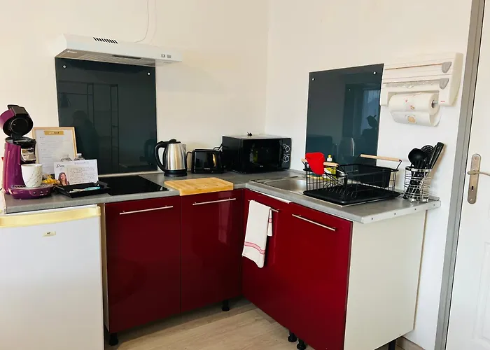 Joli Le Rosa Bonheur, Proche De La Gare